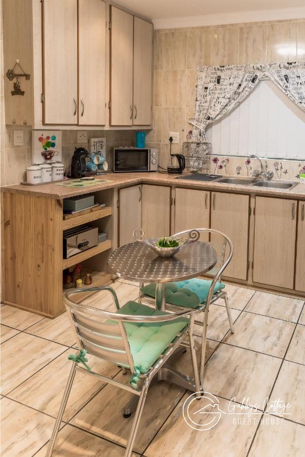 Gabbys Cottage Bloemfontein Esterno foto